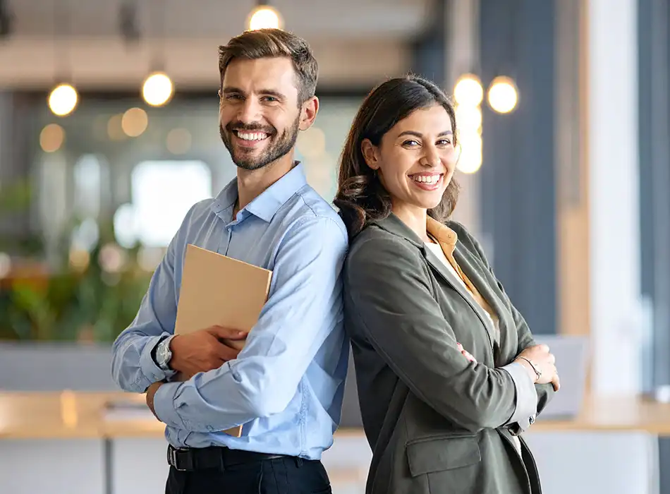 Deux comptables professionnels dos à dos sur un fond flou.