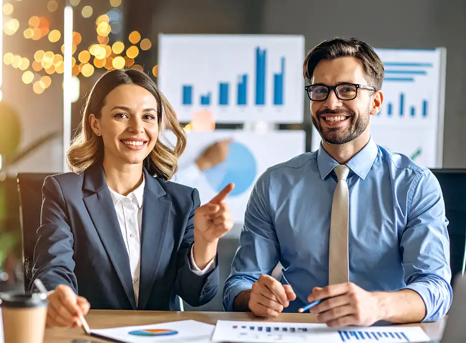Deux employés souriant de la firme de comptable LGMC.