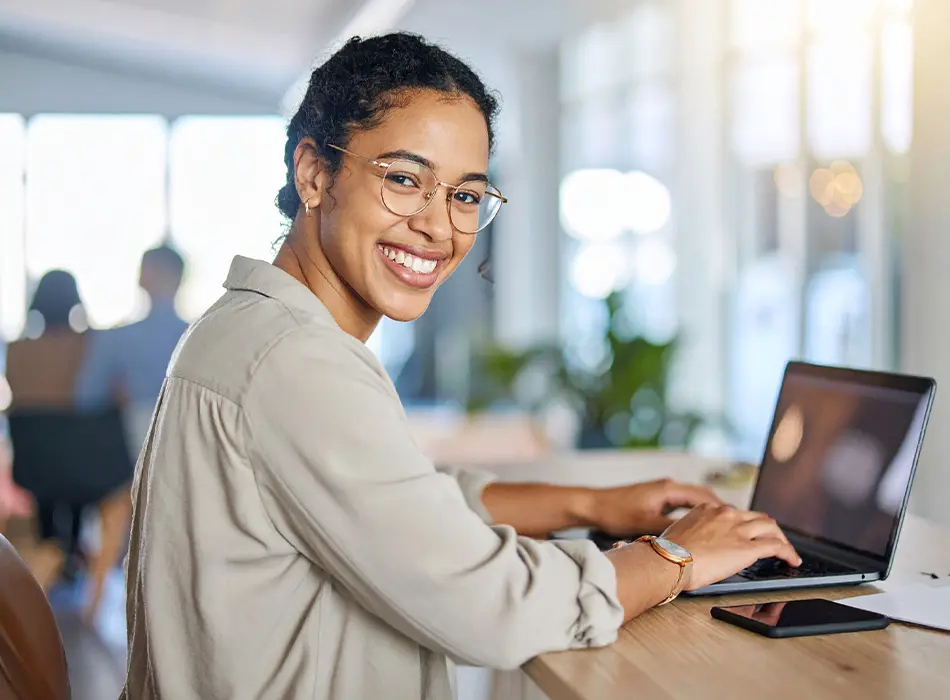 Expert comptable qui consulte ses courriels.