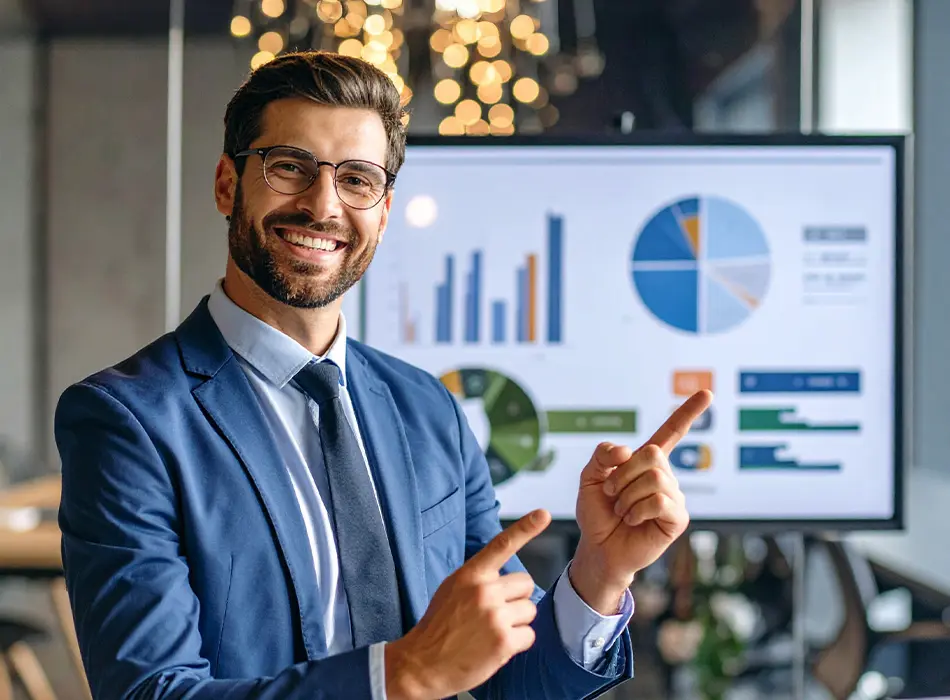 Expert en services comptable qui pointe des résultats sur un tableau électronique pour les différents secteurs d’activité.
