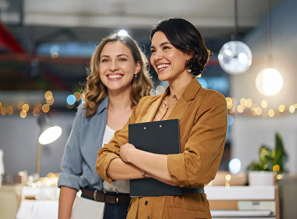Le portrait de deux collègues de travail, souriants et heureux de travailler chez LGMC.