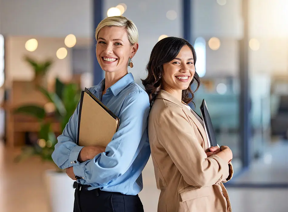 Deux femmes experts comptables dos à dos sur un fond flou.